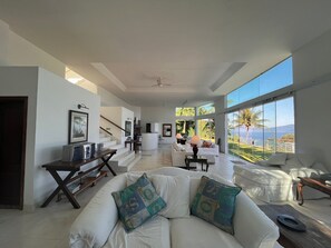 Una Smart TV, un reproductor de DVD, libros