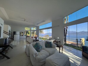 Una Smart TV, un reproductor de DVD, libros