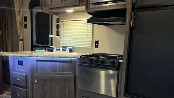 Réfrigérateur, micro-ondes, four, plaque de cuisson