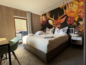 Habitación clásica con 1 cama matrimonial o 2 individuales, balcón, vista a la montaña | Caja de seguridad en la habitación y decoración personalizada 