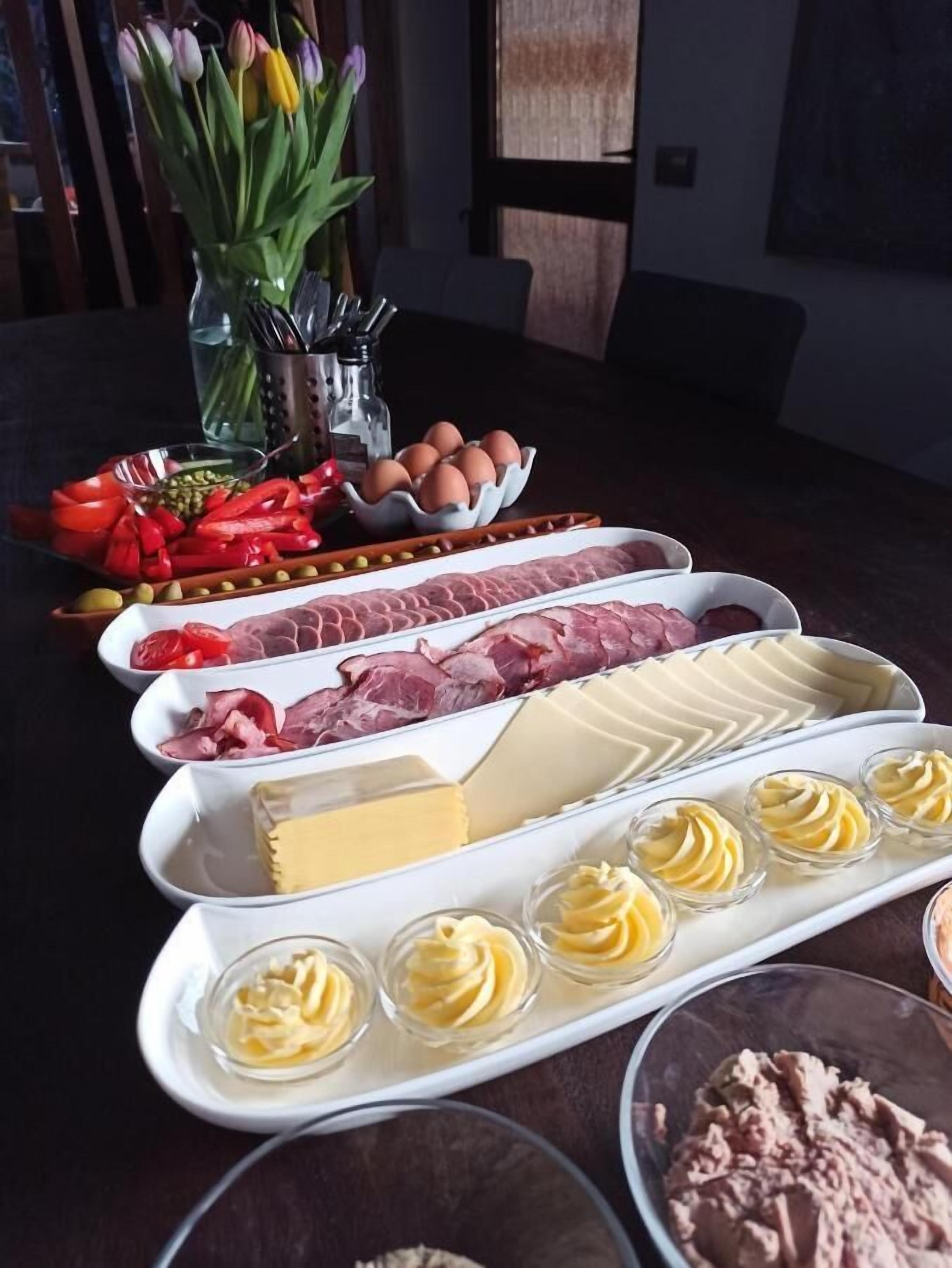 بوفيه فطور مجانًا يوميًا