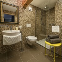 Secador de pelo, pantuflas, toallas, jabón