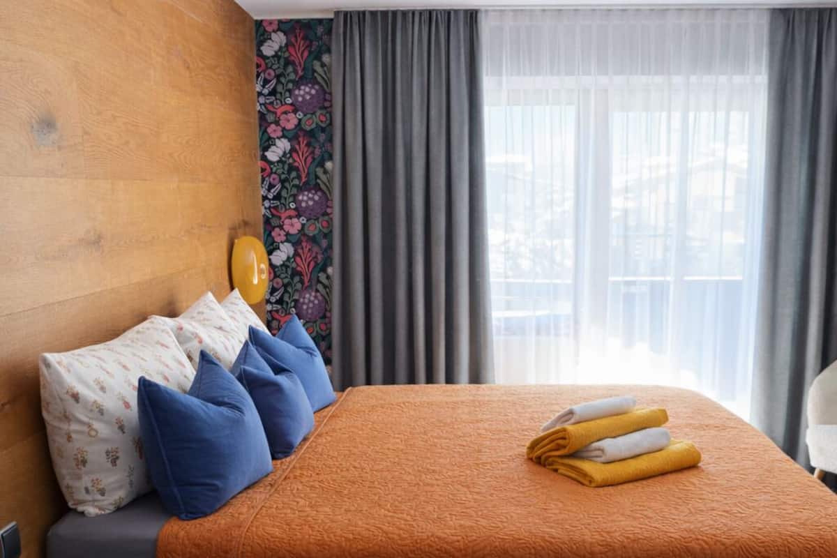 Classic Studio Suite, Balcony, Mountain View