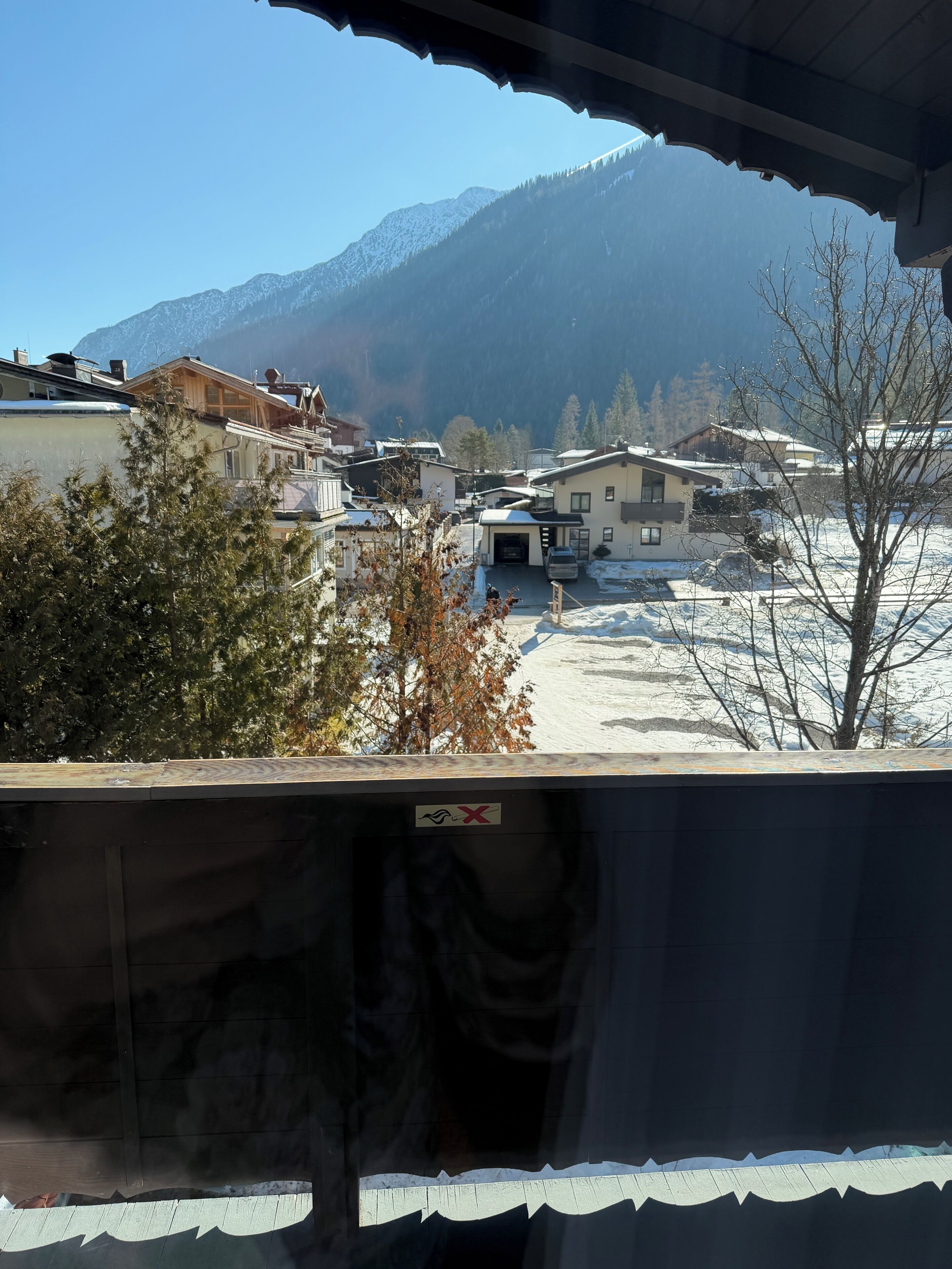 Un barrio residencial con casas, un garaje y una montaña al fondo.