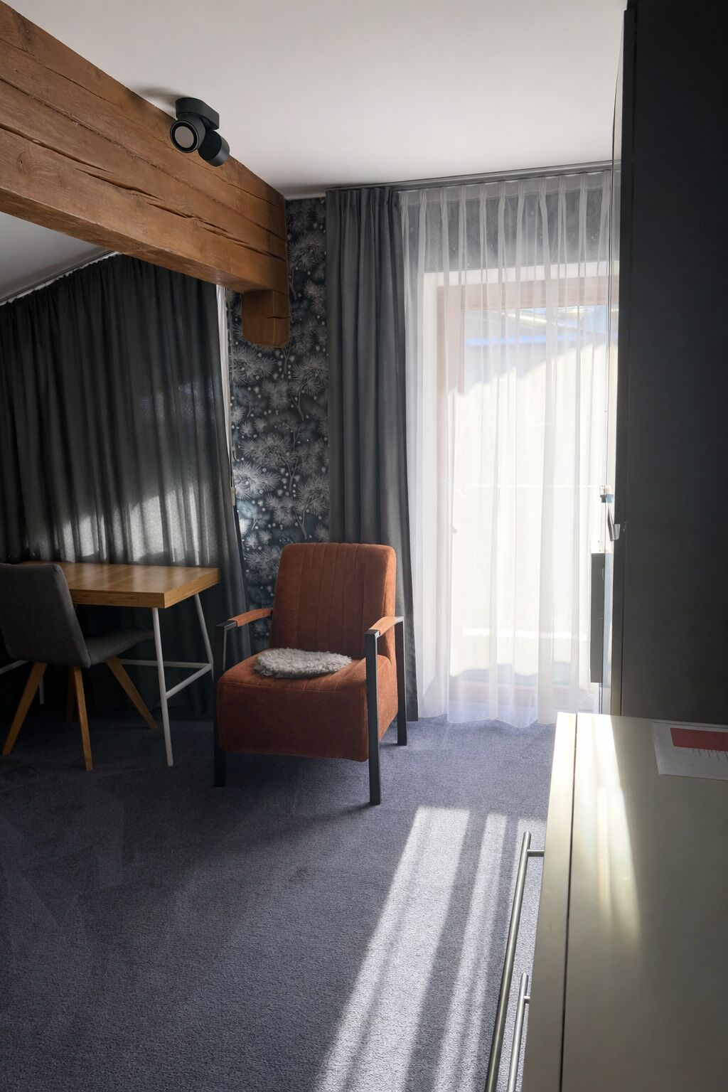 Deluxe-Zimmer, Balkon, Bergblick | Zimmersafe, individuell dekoriert, individuell eingerichtet