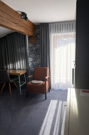 خزنة داخل الغرفة وبديكورات فريدة لكل غرفة وطراز فريد لكل وحدة ومكتب