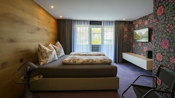 Suite monolocale Classic, balcone, vista montagna | Una cassaforte in camera, con stile personalizzato