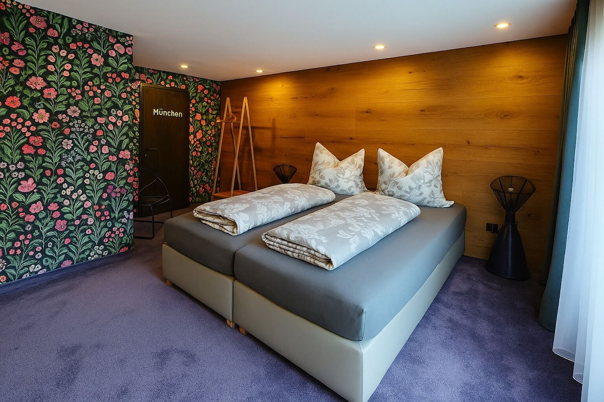 Suite monolocale Classic, balcone, vista montagna | Una cassaforte in camera, con stile personalizzato