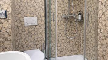 Classic-Doppel- oder -Zweibettzimmer, Balkon, Bergblick | Zimmersafe, individuell dekoriert, individuell eingerichtet