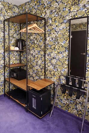 خزنة داخل الغرفة وبديكورات فريدة لكل غرفة وطراز فريد لكل وحدة ومكتب