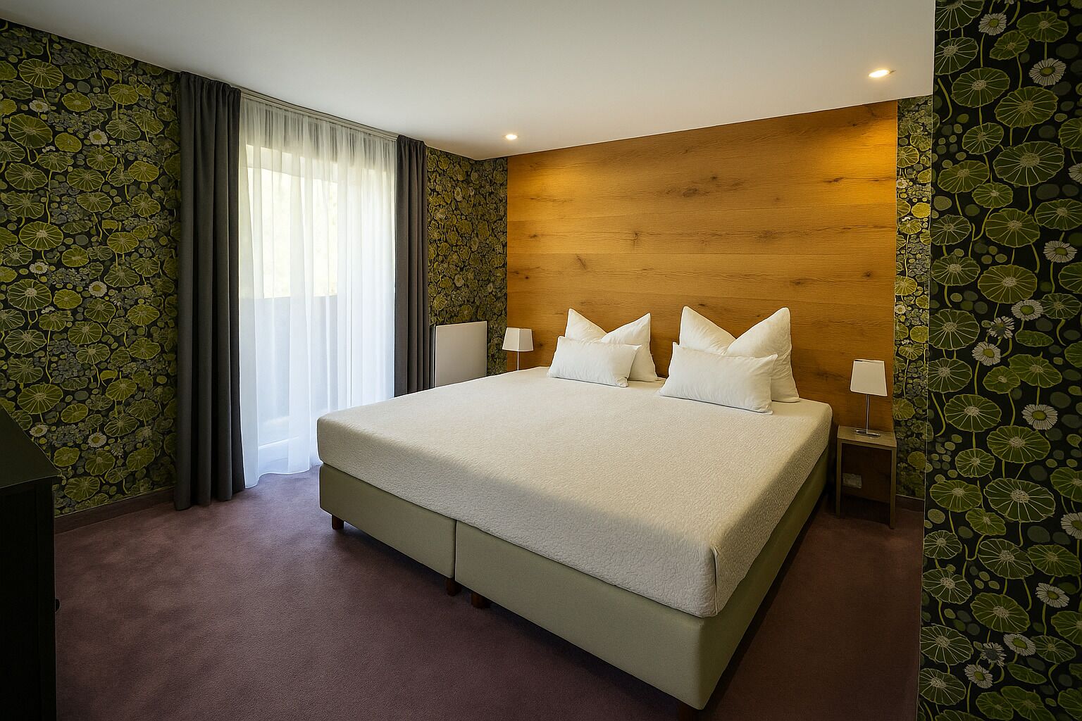 خزنة داخل الغرفة وبديكورات فريدة لكل غرفة وطراز فريد لكل وحدة ومكتب