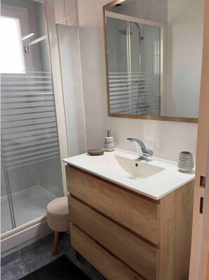 SĂšche-cheveux, serviettes fournies, papier toilette