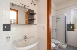 Dusche, Haartrockner, Bidet, Handtücher