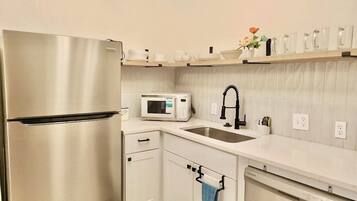 Kylskåp, mikrovågsugn, ugn och spishäll