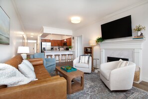 Smart TV, fireplace