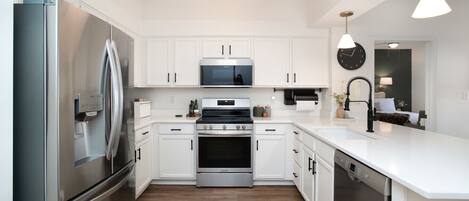 Refrigerador, microondas, horno y parrilla de estufa