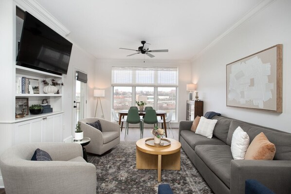 Smart TV, fireplace