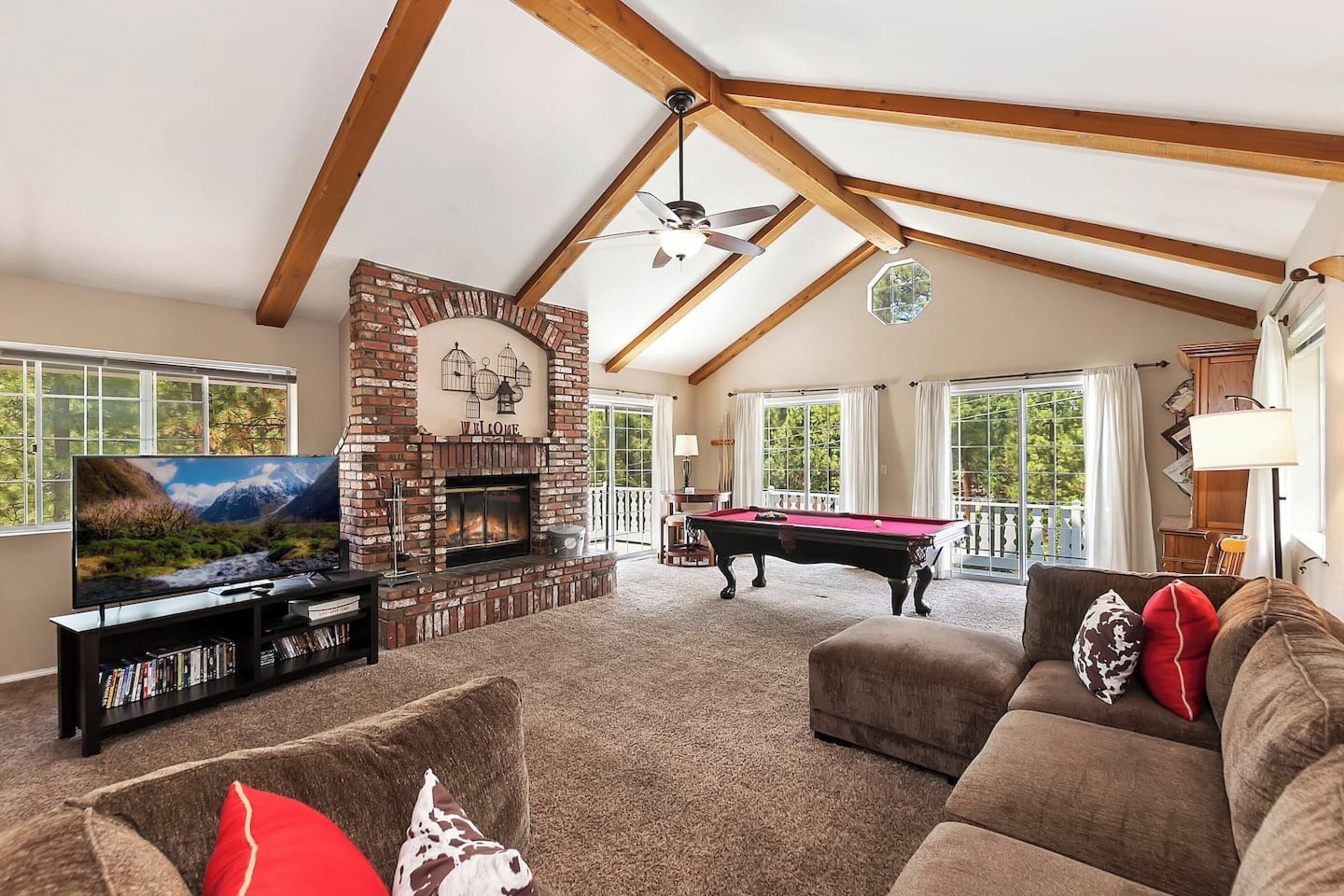 Comfort Cabin, 3 Bedrooms, Balcony, Mountain View | Living room | 55-inch Smart TV with digital channels, foosball