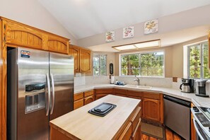 Comfort Cabin, 3 Bedrooms, Balcony, Mountain View | Private kitchen | Fridge, microwave, oven, stovetop