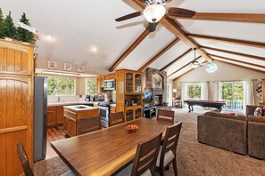 Comfort Cabin, 3 Bedrooms, Balcony, Mountain View | In-room dining