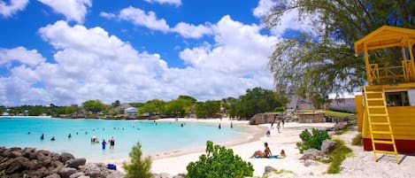 Ligstoelen aan het strand, strandlakens