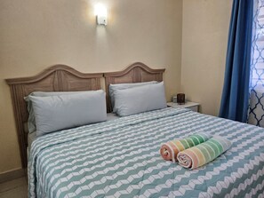 1 makuuhuone, tallelokero huoneessa, työpöytä, silitysrauta/-lauta