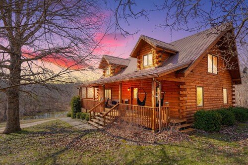 Water's Edge Cozy 2-bedroom cabin. Wooded setting, WiFi, Pond & Hot Tub