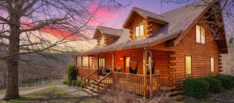 Water's Edge Cozy 2-bedroom cabin. Wooded setting, WiFi, Pond & Hot Tub