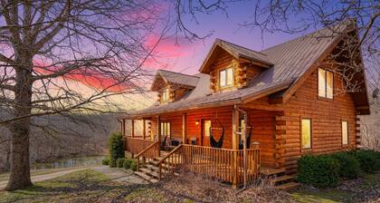 Water's Edge Cozy 2-bedroom cabin. Wooded setting, WiFi, Pond & Hot Tub