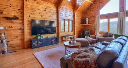 Cozy 2-bedroom cabin. Private and wooded setting, WiFi, Pond & Hot Tub