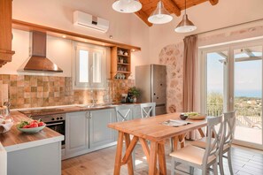 Micro-ondes, four, lave-vaisselle, cafetière/bouilloire