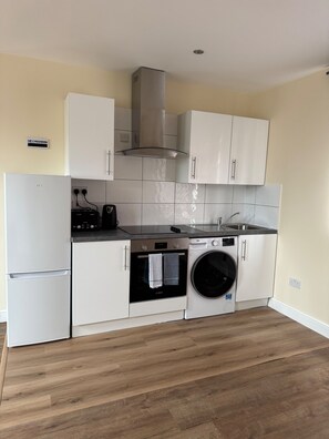 Apartment | Private kitchen | Fridge, microwave, oven, stovetop - London Retreat With Great Location (London)