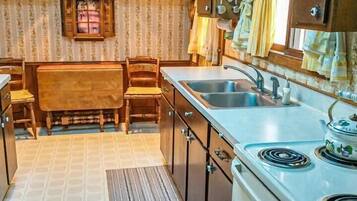 Kühlschrank, Ofen, Herdplatte, Wasserkocher mit Kaffee-/Teezubehör