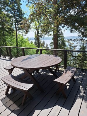 Outdoor dining - Cozy & Rustic 2 Bedroom Retreat (Brooklyn)