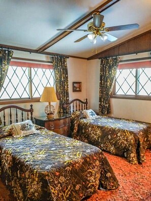 2 bedrooms, WiFi, bed sheets - Cozy & Rustic 2 Bedroom Retreat (Brooklyn)