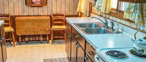 Fridge, oven, stovetop, coffee/tea maker