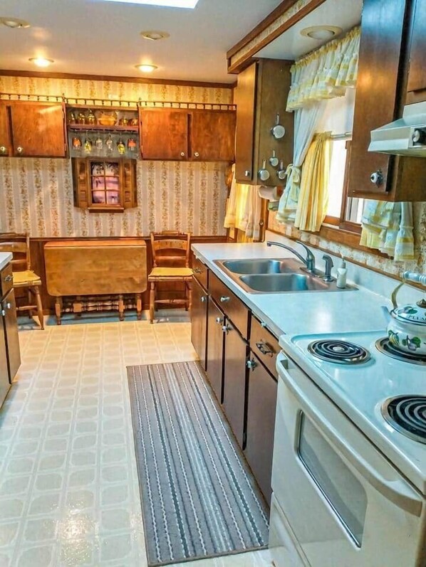 Refrigerador, horno, parrilla de estufa y cafetera y tetera