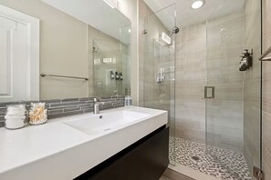 Een douche, een haardroger, handdoeken, zeep