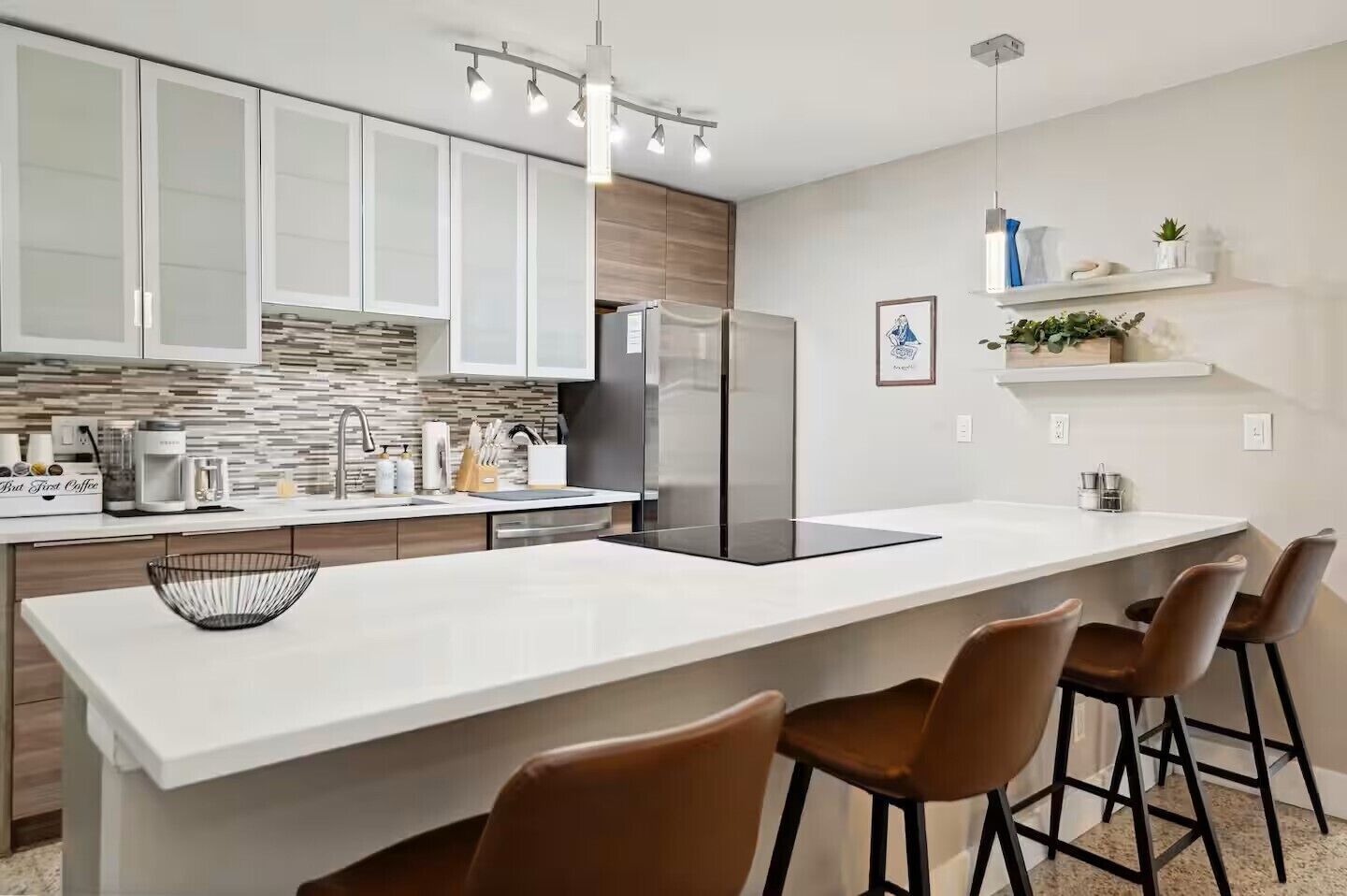 Geladeira, micro-ondas, fogão, cooktop