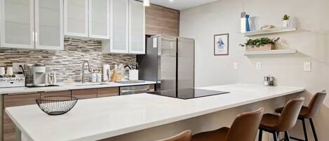 Geladeira, micro-ondas, fogão, cooktop