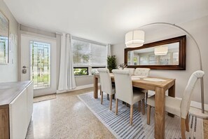 Dining - Charming 3-bedroom house with pool and Billards in Wilton Manors (Wilton Manors)