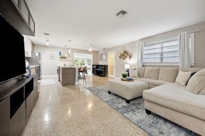 Smart TV - Charming 3-bedroom house with pool and Billards in Wilton Manors (Wilton Manors)