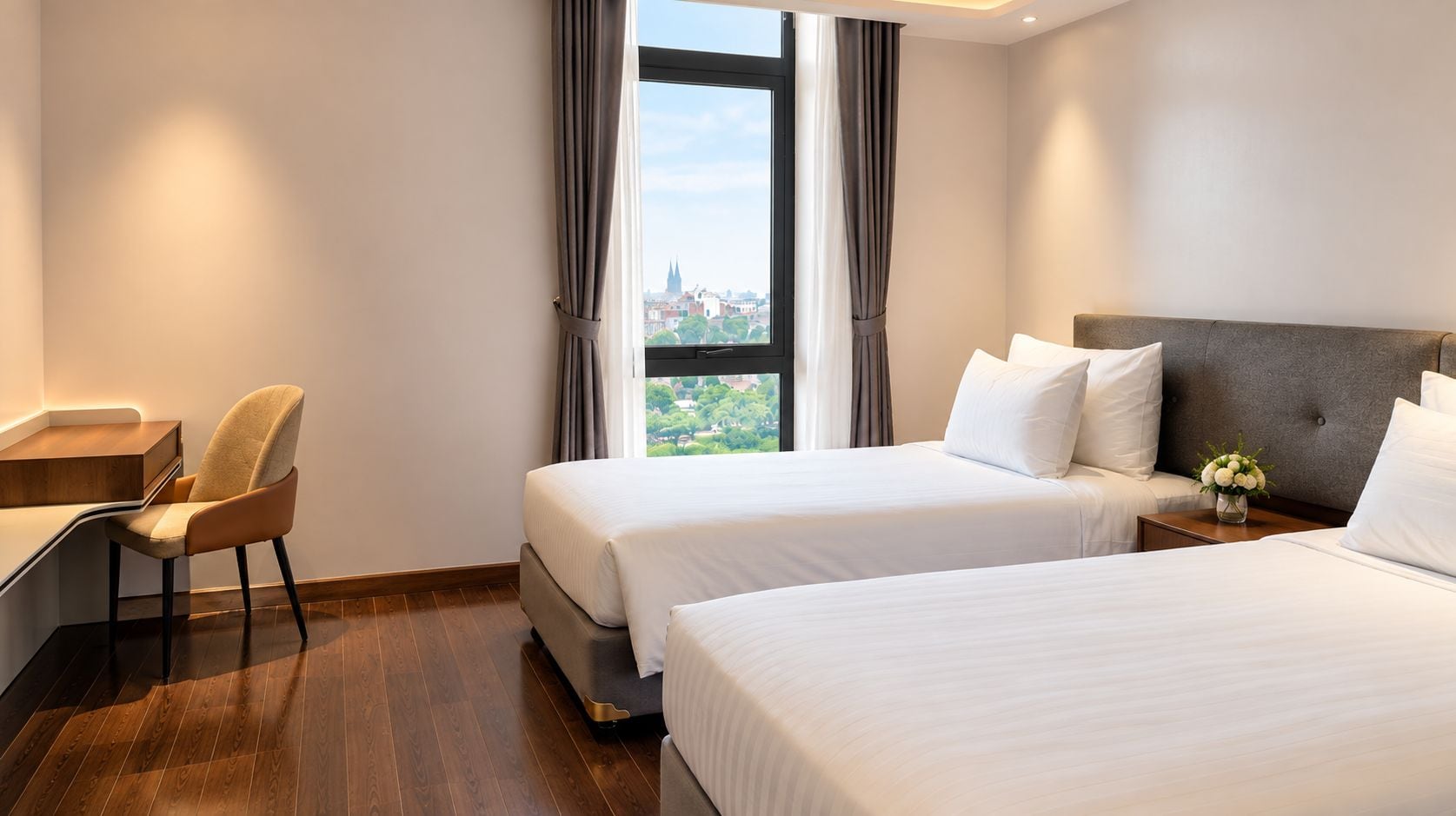 Hotellihuone, jossa on kaksi sänkyä, työpöytä, tuoli ja näkymä kaupunkimaisemaan.