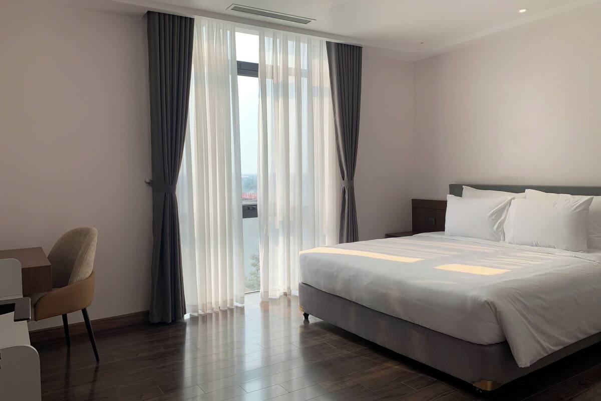 Family Suite | Desk, laptop workspace, soundproofing, WiFi (free)