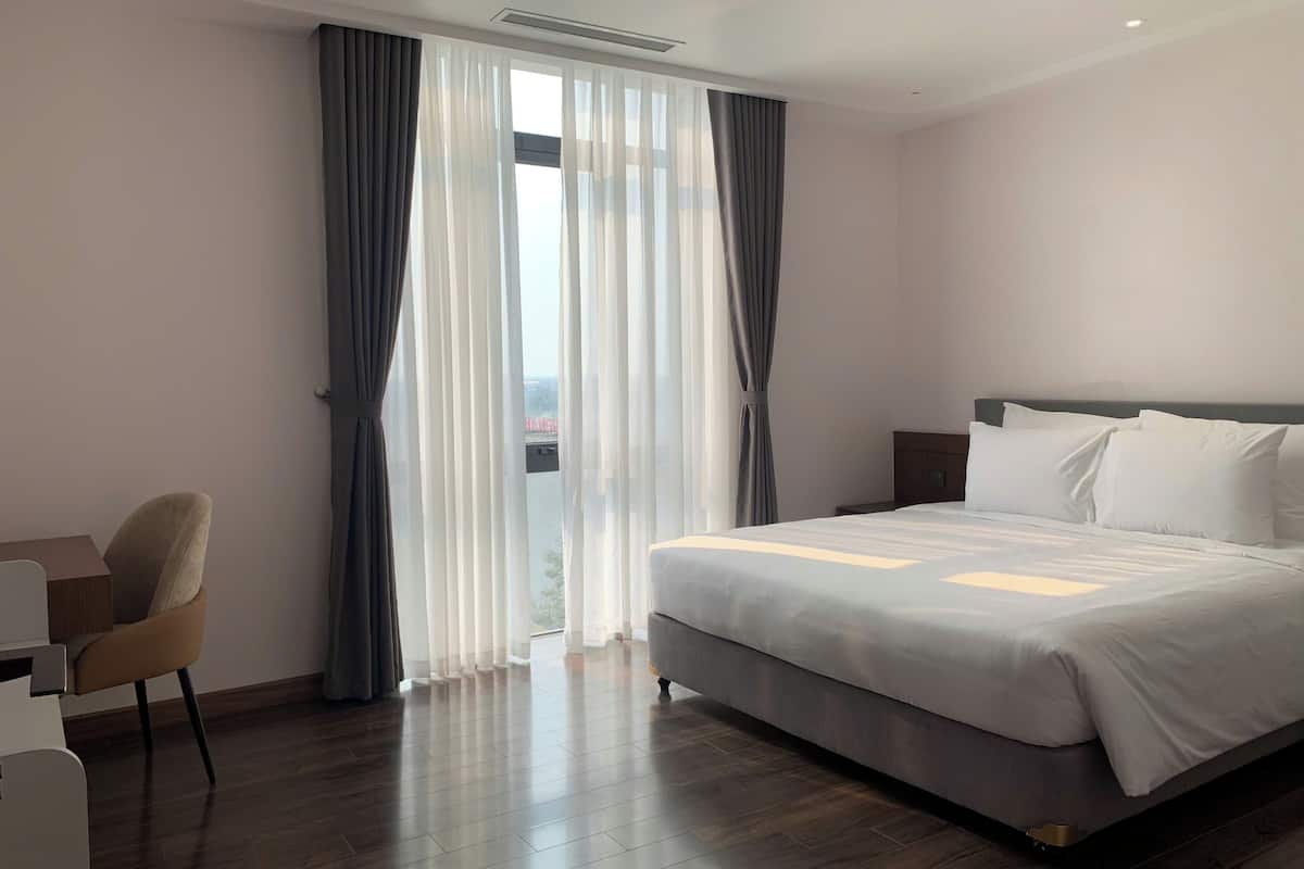 Family Suite | Desk, laptop workspace, soundproofing, WiFi (free)
