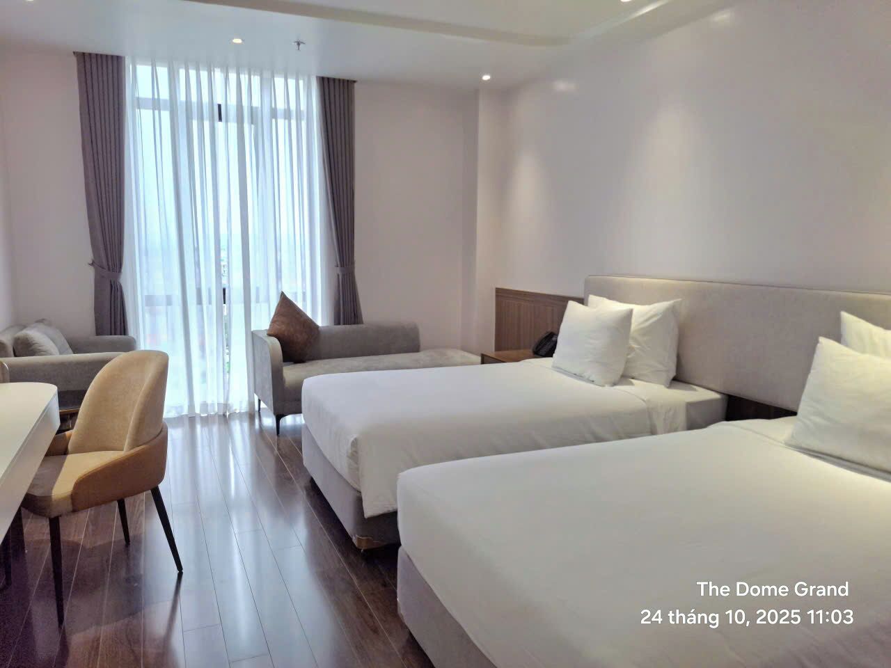 Een bureau, een laptopwerkplek, gratis wifi