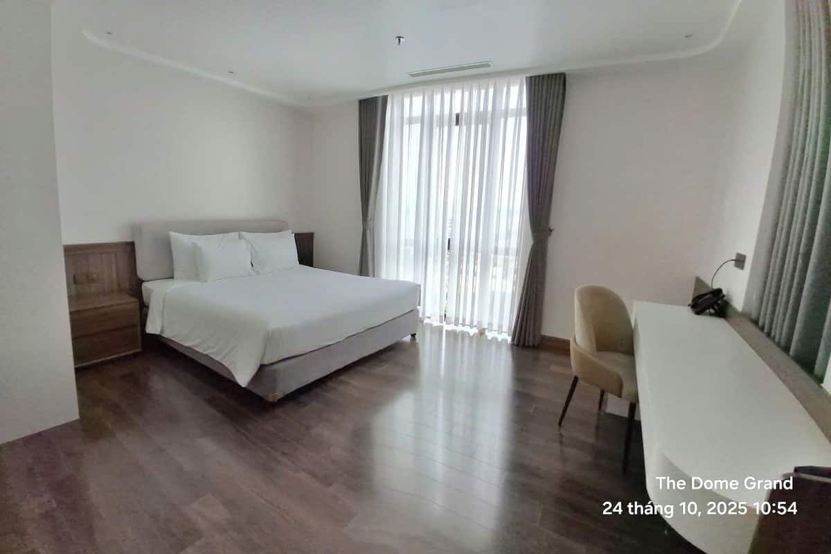 Classic Studio Suite | Desk, laptop workspace, free WiFi