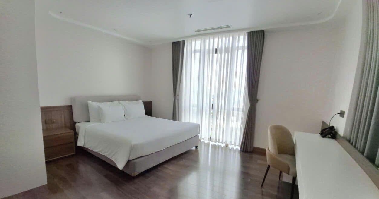 Classic Studio Suite | Desk, laptop workspace, soundproofing, free WiFi