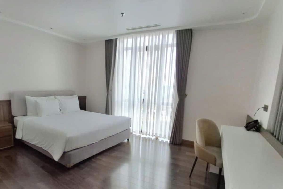 Classic Studio Suite | Desk, laptop workspace, soundproofing, free WiFi