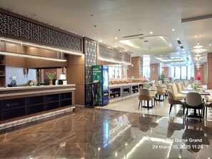 朝食 (ビュッフェ)、毎日提供 (無料)